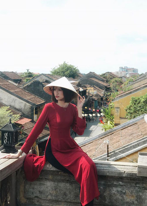 Chân dài sinh năm 1996 luôn diện đồ kín đáo, lịch sự khi ra đường.