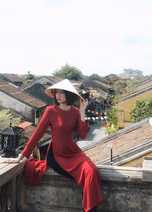 Chân dài sinh năm 1996 luôn diện đồ kín đáo, lịch sự khi ra đường.