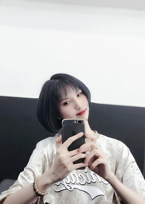 Người hâm mộ trêu đùa rằng Hồng Xuân chính là người mẫu dìm hàng sao Việt khi chụp ảnh chung.