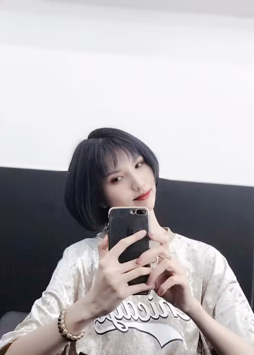 Người hâm mộ trêu đùa rằng Hồng Xuân chính là người mẫu dìm hàng sao Việt khi chụp ảnh chung.