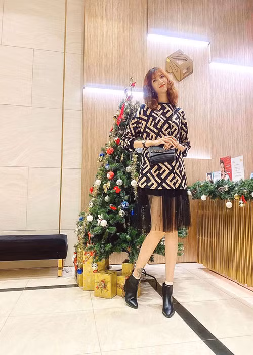 Cô từng bắt buộc phải rời sàn catwalk vì tăng cân quá đà. Ngoài ra, việc uống thuốc điều trị bệnh khớp khiến cơ thể tích nước, Hồng Xuân bị thừa cân so với tiêu chuẩn của người mẫu.