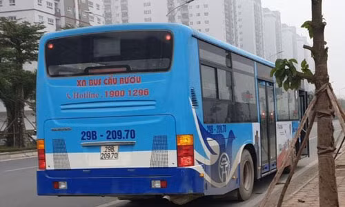 Tai xe xe buyt bi phat nong do con, khach phai chuyen xe