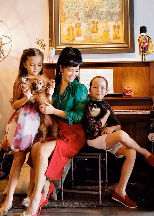 Cô khiến nhiều người xúc động khi nói về việc bố đẻ tuy đã 83 tuổi, bị bệnh tim nhưng luôn hỗ trợ cô hết mình trong việc nuôi dạy bé Tôm và Tép.