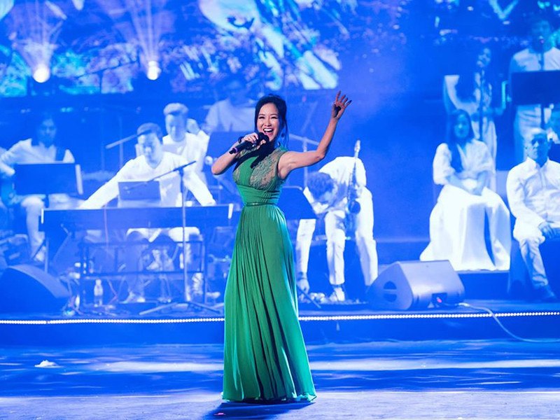 Hồng Nhung vừa chăm con vừa đi hát.