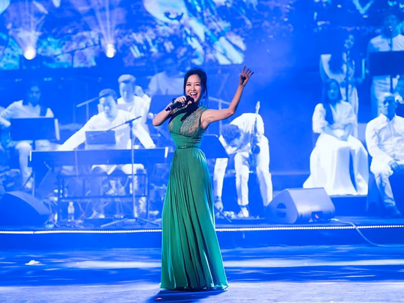 Hồng Nhung vừa chăm con vừa đi hát.