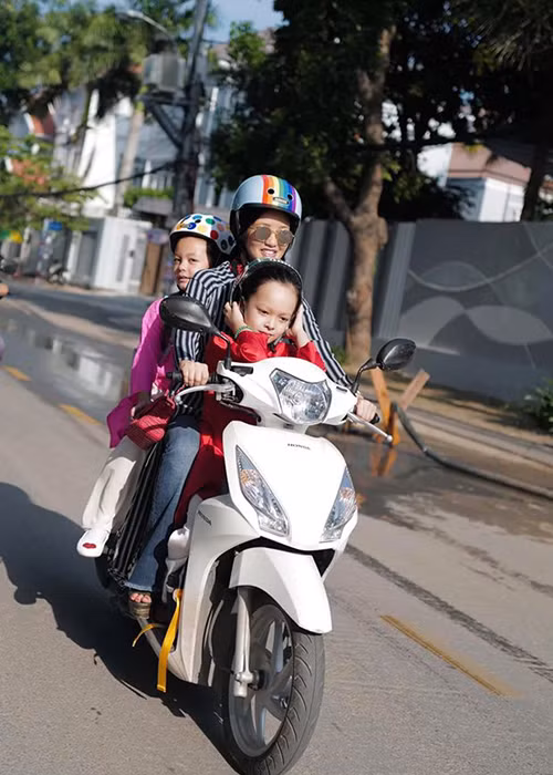 Hậu ly hôn, Hồng Nhung chăm sóc cặp song sinh còn chồng cũ của cô chu cấp tiền nuôi dưỡng cho các con.