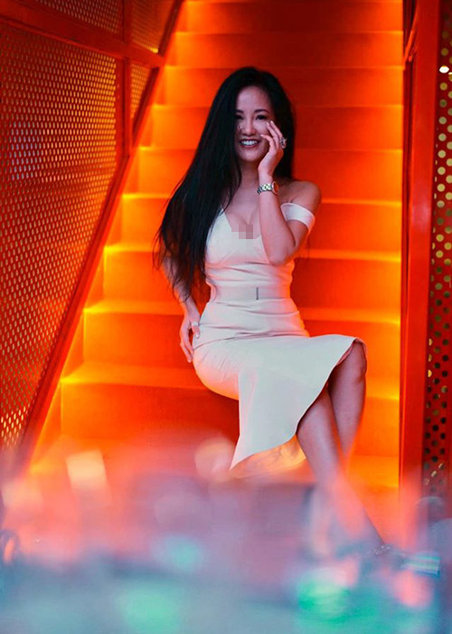 Là mẹ hai con, diva vẫn tự tin khoe dáng gợi cảm.