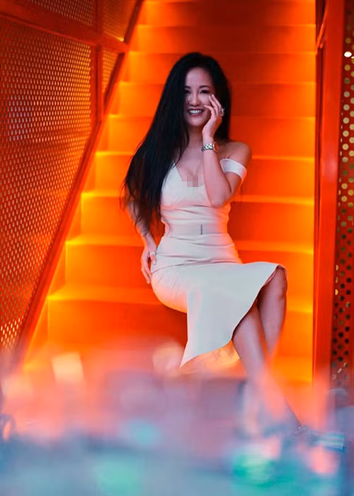 Là mẹ hai con, diva vẫn tự tin khoe dáng gợi cảm.