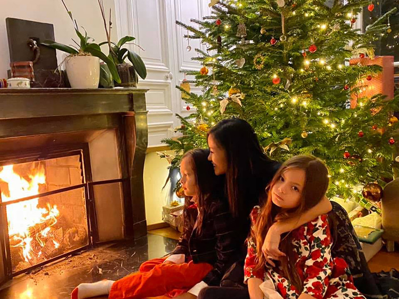 Doanh nhân Kevin Gilmore có tổ ấm hạnh phúc trong khi đó, Hồng Nhung vẫn làm mẹ đơn thân.