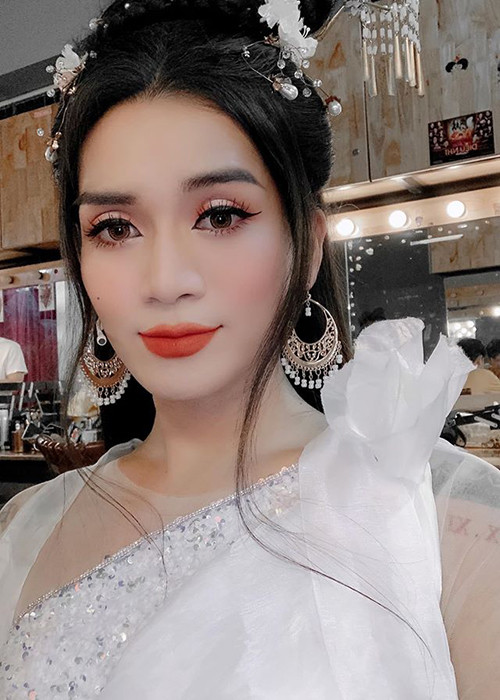 Nam diễn viên khoe được vẻ nữ tính trong tạo hình cổ trang.