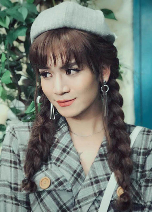  BB Trần giả gái rất thuyết phục nhờ gương mặt với khuôn miệng nhỏ, vóc dáng thon gọn.