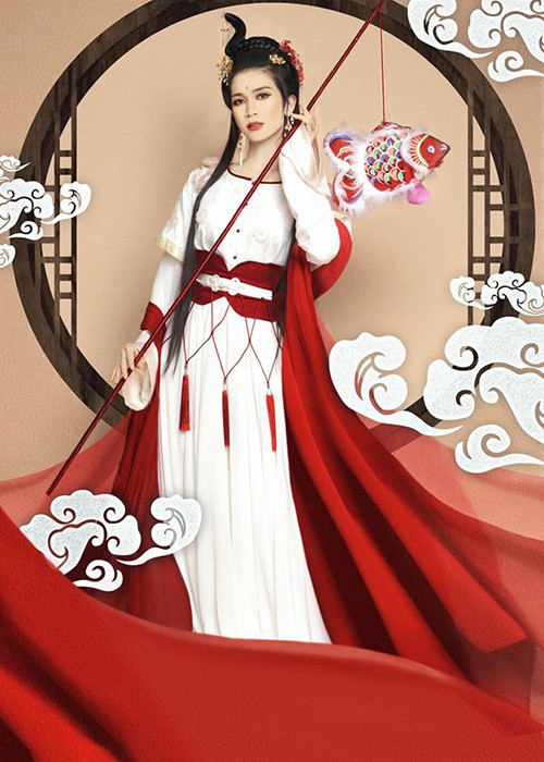 Về đời tư, BB Trần công khai hẹn hò Quang Lâm từ tháng 10/2013. Đến nay, tình cảm của cặp đôi này vẫn mặn nồng.