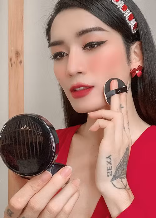 BB Trần giữ vóc dáng thon gọn để phục vụ công việc giả gái.