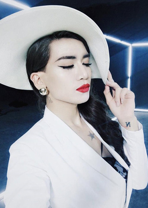 Giả gái “xinh như mộng” và hóa thân vào các ngôi sao được xem là tài lẻ của nam diễn viên này.