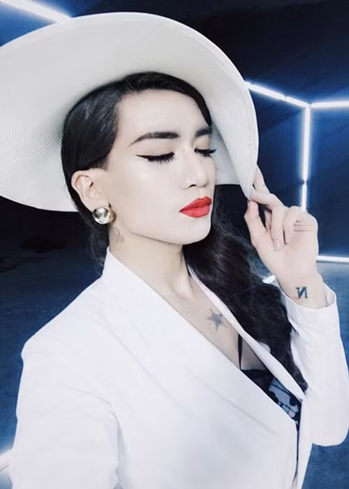 Giả gái “xinh như mộng” và hóa thân vào các ngôi sao được xem là tài lẻ của nam diễn viên này.