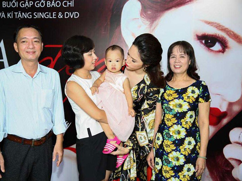 Bố mẹ và chị gái của Hương Giang thường xuyên dự các buổi ra mắt sản phẩm âm nhạc của nữ ca sĩ chuyển giới. Ảnh: VTC