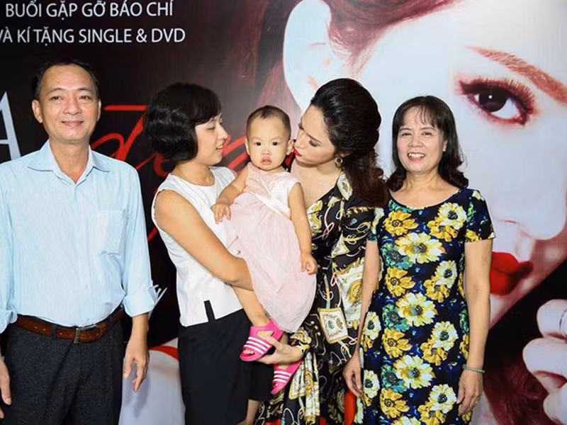 Bố mẹ và chị gái của Hương Giang thường xuyên dự các buổi ra mắt sản phẩm âm nhạc của nữ ca sĩ chuyển giới. Ảnh: VTC