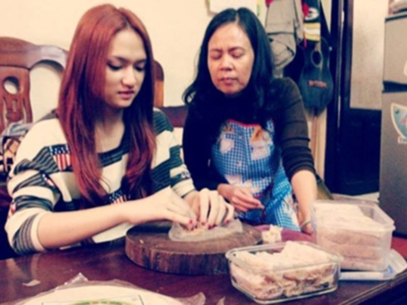 Hình ảnh Hương Giang được mẹ dạy nấu ăn. Ảnh: Gia đình xã hội