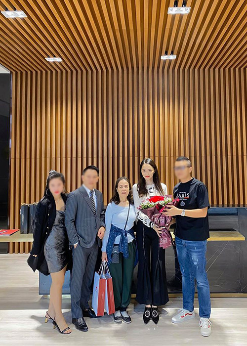 "Mẹ đã vất vả nhiều vì con rồi. Hôm nay sinh nhật mẹ con có món quà tặng cho mẹ, hy vọng là mẹ sẽ luôn vui vẻ dù con ở xa nhưng mẹ vẫn luôn cảm thấy hạnh phúc, tự hào và yên tâm vì con", Hương Giang gửi lời yêu thương đến mẹ.