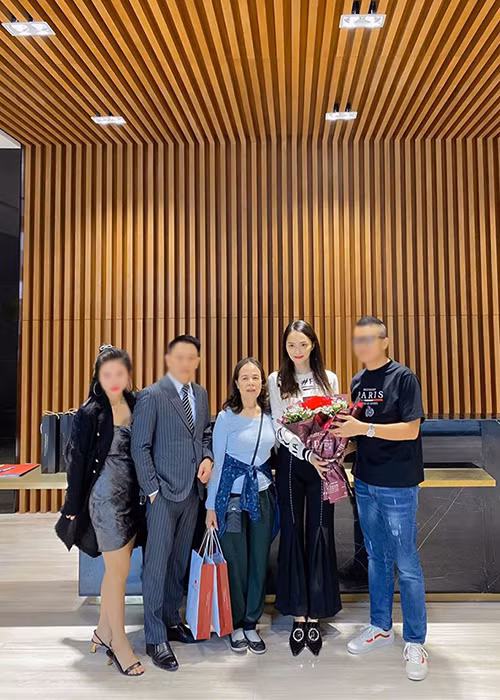 "Mẹ đã vất vả nhiều vì con rồi. Hôm nay sinh nhật mẹ con có món quà tặng cho mẹ, hy vọng là mẹ sẽ luôn vui vẻ dù con ở xa nhưng mẹ vẫn luôn cảm thấy hạnh phúc, tự hào và yên tâm vì con", Hương Giang gửi lời yêu thương đến mẹ.