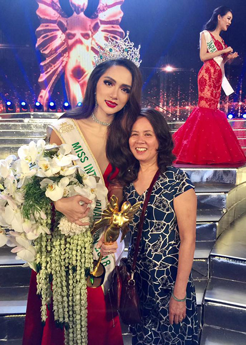 Mẹ của Hương Giang luôn yêu thương, quan tâm và ủng hộ con gái. Trong ảnh, bà đến cổ vũ Hương Giang trong chung kết Hoa hậu Chuyển giới Quốc tế 2018.