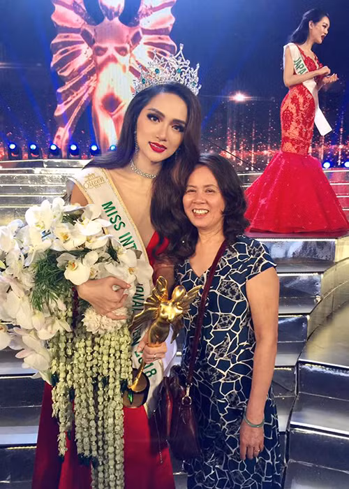 Mẹ của Hương Giang luôn yêu thương, quan tâm và ủng hộ con gái. Trong ảnh, bà đến cổ vũ Hương Giang trong chung kết Hoa hậu Chuyển giới Quốc tế 2018.