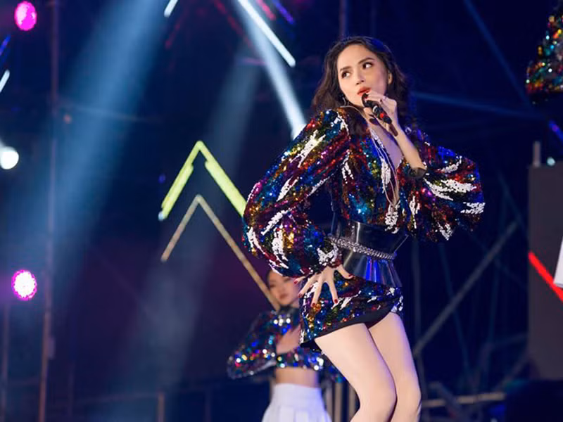 Nữ ca sĩ sở hữu căn hộ cao cấp, xe hơi tiền tỷ và bộ sưu tập hàng hiệu đắt đỏ.