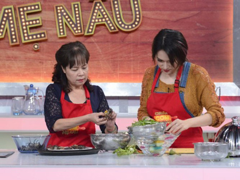 Bố mẹ của Hương Giang thường xuyên xuất hiện bên con gái trước công chúng. Ảnh: Thể thao văn hóa