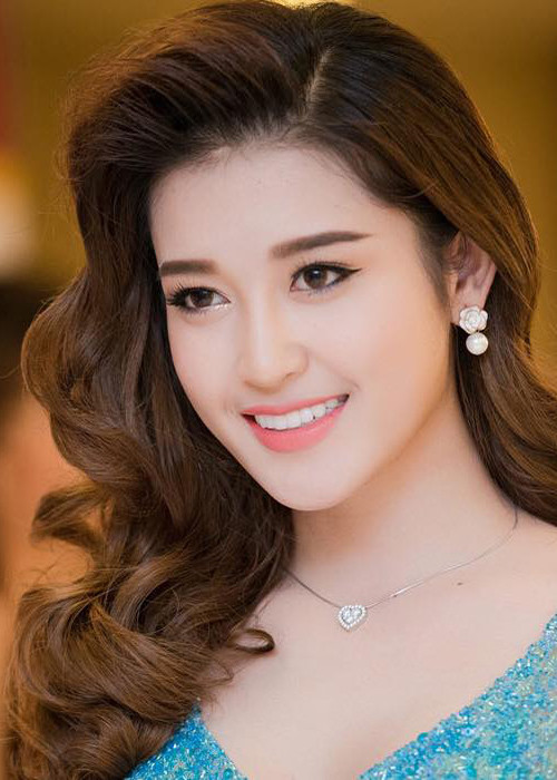 Giữa năm 2015, Á hậu Huyền My có cuộc lột xác nhan sắc, bắt đầu từ việc nhổ bỏ chiếc răng khểnh.