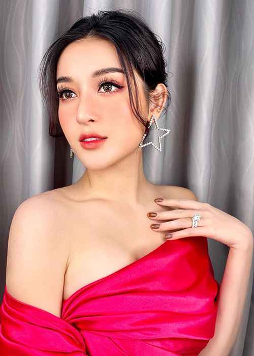 Trong những năm qua, cô vướng một số tin đồn tình cảm nhưng chưa một lần công khai bạn trai.