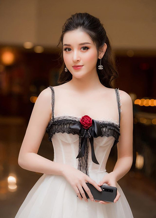 Nguyễn Trần Huyền My giữ được thân hình gợi cảm cùng số đo 3 vòng hoàn hảo.