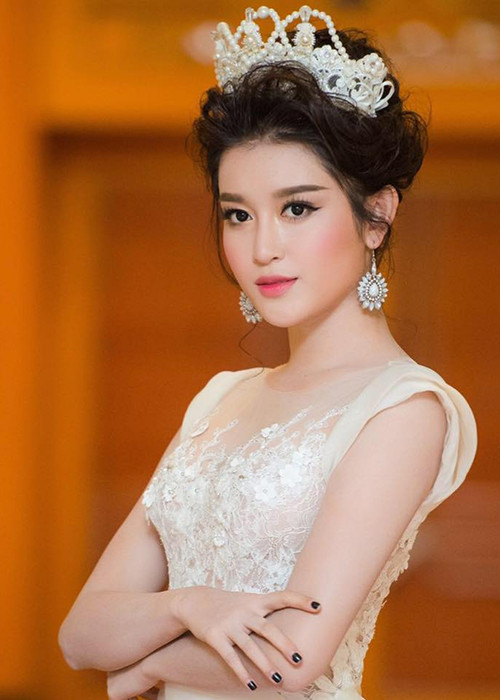 Huyền My cũng chăm diện những trang phục gợi cảm hơn thay vì phong cách thanh lịch, dịu dàng.