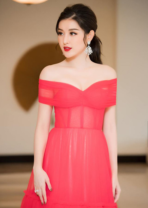 Huyền My hiện đang tận hưởng cuộc sống độc thân.