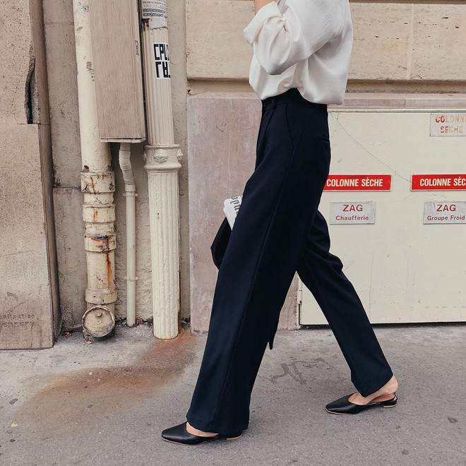 Gọn nhẹ, đơn giản nhưng bao giờ cũng khiến bạn thời trang, phong cách hơn chính là những đôi mule mũi nhọn đỏm dáng. Đây sẽ là lựa chọn cho nhiều cô gái thích sự thoải mái, trẻ trung. Với đôi mule trong tay, bạn thể nào mà chẳng phối đồ nhanh-chuẩn xác nhưng yên chí là không xuề xoà điểm nào đâu.