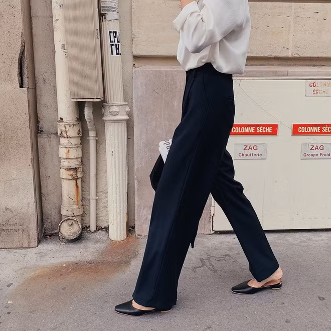 Gọn nhẹ, đơn giản nhưng bao giờ cũng khiến bạn thời trang, phong cách hơn chính là những đôi mule mũi nhọn đỏm dáng. Đây sẽ là lựa chọn cho nhiều cô gái thích sự thoải mái, trẻ trung. Với đôi mule trong tay, bạn thể nào mà chẳng phối đồ nhanh-chuẩn xác nhưng yên chí là không xuề xoà điểm nào đâu.