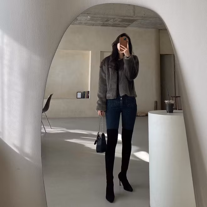 Với những quý cô miền Bắc hoặc các cô nàng sắp có chuyến du lịch đến nơi có khí hậu lạnh Tết này thì đừng quên sắm cho mình một đôi boots cao cổ vừa giữ ấm tốt vừa thời thượng khỏi bàn. Trong đó, boots cao quá gối đang được các hot girl Hàn diện rần rần, làm vẻ ngoài xịn sò đến mức nàng nào cũng muốn học tập theo.