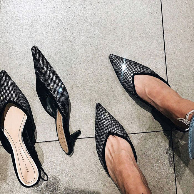 Đừng quên xúng xính những đôi giày đính đá lấp lánh, màu sắc nổi bật vì Tết mà, phải ăn diện tung tẩy, sành điệu lên. Và bạn cần sở hữu cho mình ít nhất một đôi để phối với đầm, váy diện trong những ngày đầu năm cho thêm trẻ trung, ấn tượng.