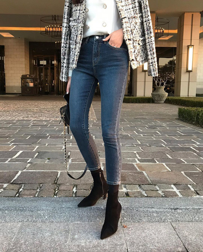 Giống như boots ngang đùi, ankle boots thật ra không mới. Hiểu một cách nôm na, đôi giày này chính là loại boots có phần cổ cao ngang mắt cá chân, có một chút gót cao hơn chelsea boots. Nếu nhiều năm trước, người ta chỉ đi loại boots này với chân váy ngắn, hay quần skinny jeans bó sát thì giờ, các tín đồ thời trang lại nghĩ ra nhiều cách mix hay ho hơn nhiều.