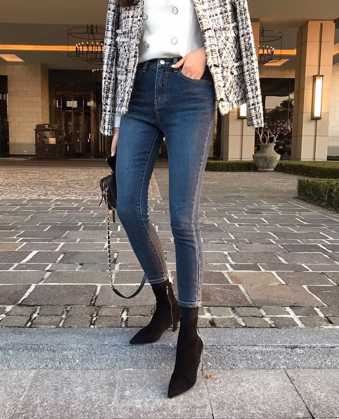 Giống như boots ngang đùi, ankle boots thật ra không mới. Hiểu một cách nôm na, đôi giày này chính là loại boots có phần cổ cao ngang mắt cá chân, có một chút gót cao hơn chelsea boots. Nếu nhiều năm trước, người ta chỉ đi loại boots này với chân váy ngắn, hay quần skinny jeans bó sát thì giờ, các tín đồ thời trang lại nghĩ ra nhiều cách mix hay ho hơn nhiều.