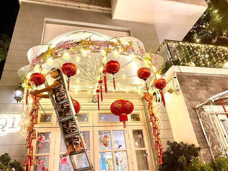 Khi Tết Nguyên Đán Canh Tý 2020 cận kề, cựu siêu mẫu Thúy Hạnh tự tay trang hoàng nhà cửa.