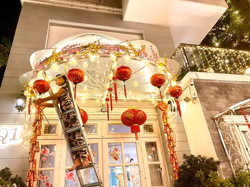 Khi Tết Nguyên Đán Canh Tý 2020 cận kề, cựu siêu mẫu Thúy Hạnh tự tay trang hoàng nhà cửa.