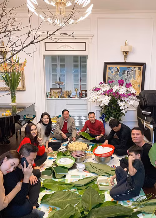 Gia đình 2 á hậu Thanh Tú và Trà My tự tay gói bánh chưng.