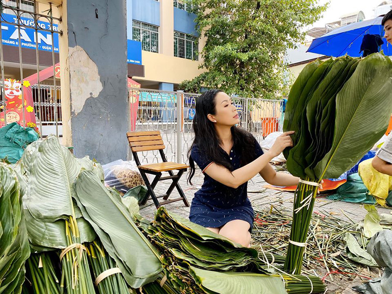Á hậu Trịnh Kim Chi mách kinh nghiệm chọn lá gói bánh chưng: "Chọn lá dong có màu sắc xanh đậm, phiến lá to vừa phải để có thể gói trọn được phần nhân bên trong. Nên chọn loại lá bánh tẻ là lá không quá già cũng không quá non, như vậy bánh mới có được màu xanh đẹp. Không nên chọn những lá héo, sờ vào có cảm giác khô cứng, không mềm dai như lá tươi".