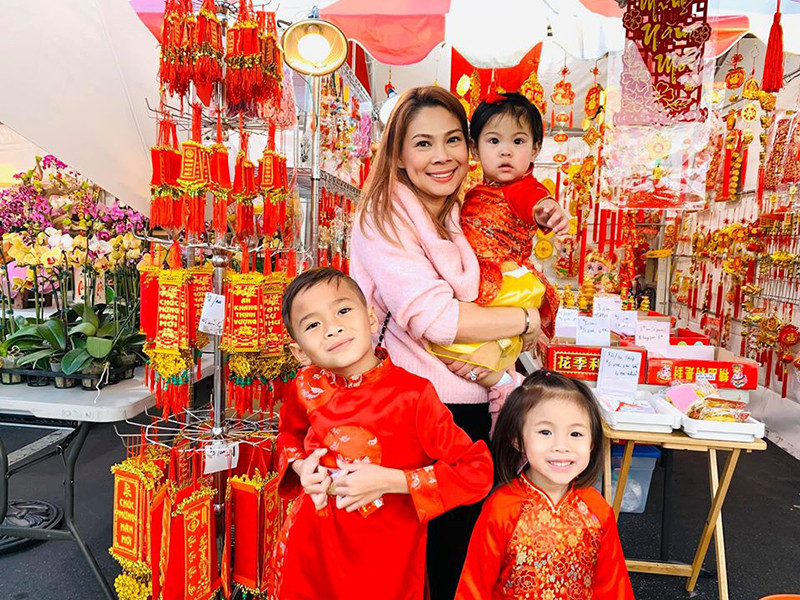 Ca sĩ Thanh Thảo đưa các con đi chơi chợ Tết cũng như sắm sửa cho năm mới.