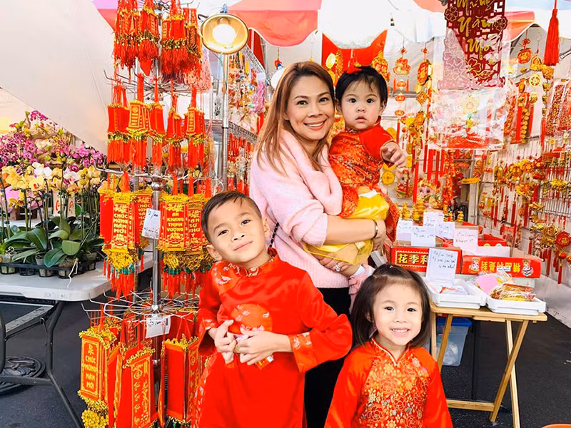 Ca sĩ Thanh Thảo đưa các con đi chơi chợ Tết cũng như sắm sửa cho năm mới.
