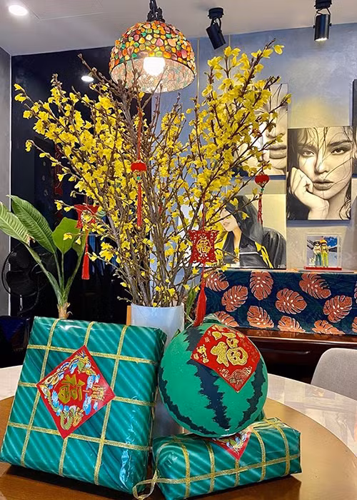 Kỳ Duyên cũng vừa sắm sửa để đón năm mới.