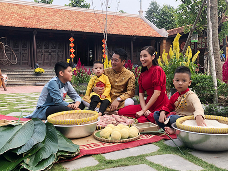 Gia đình ca sĩ Ngô Mai Trang tổ chức gói bánh chưng tại ngôi nhà mới ở Long An.