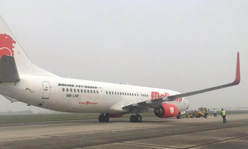 May bay Boeing cho 91 nguoi no lop o san bay Noi Bai