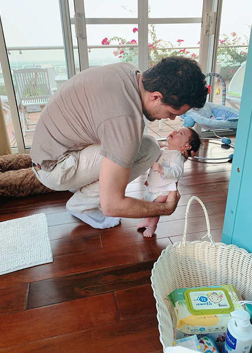 Ông xã của Phương Mai chăm con cực khéo.