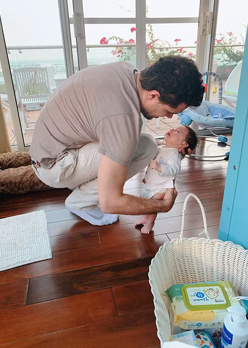 Ông xã của Phương Mai chăm con cực khéo.